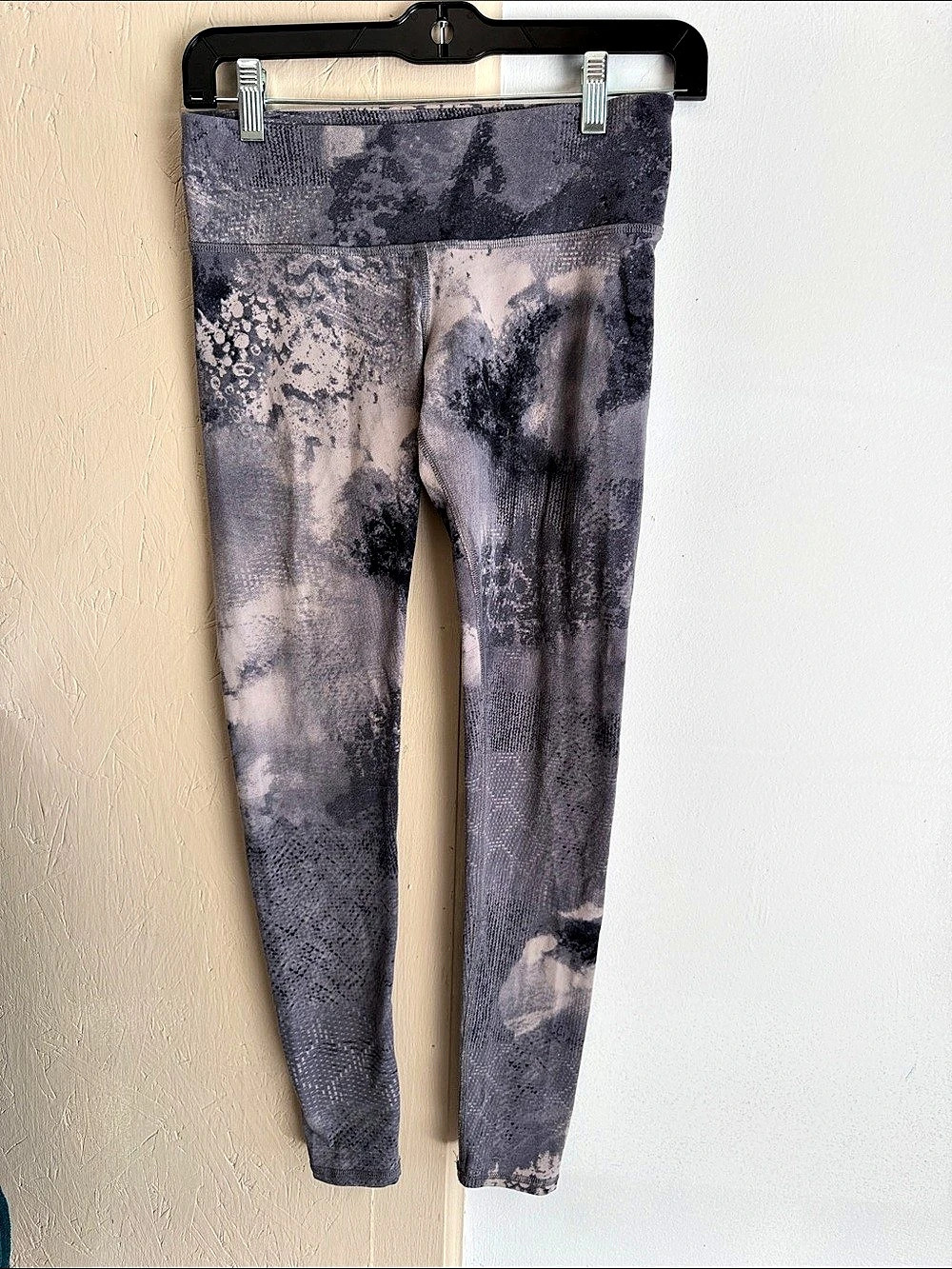 alo Abstract Print Leggings in Gray